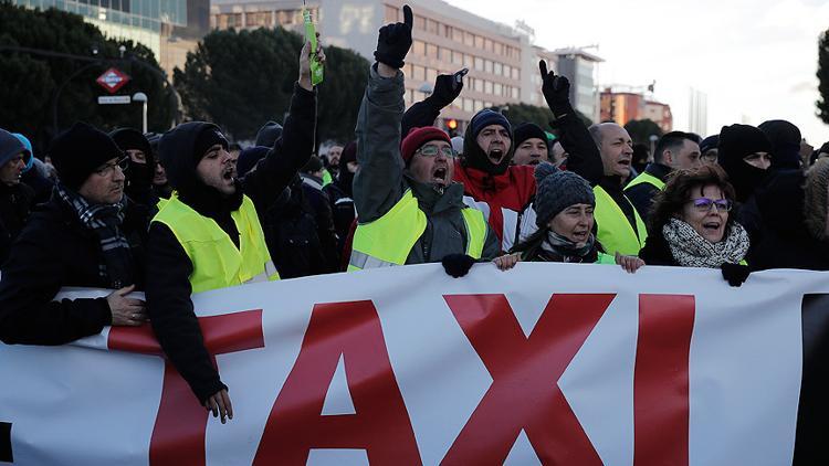 Madrid'de grevdeki taksiciler yolu kapattı, ortalık karıştı