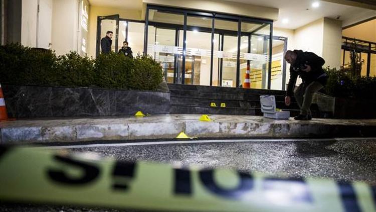 Site önünde dehşet: Beyaz otomobille gelip vurdular