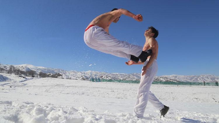 Iraklı çocuklara karda karate eğitimi