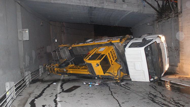 Beyoğlu'da vinç bir anda devrildi