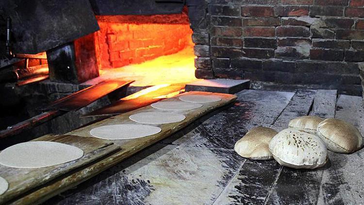 İran'da halk ekmek kaçakçılığına başladı
