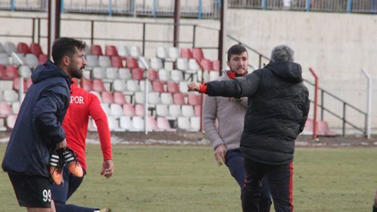 Futbolcular rakip teknik direktöre saldırdı