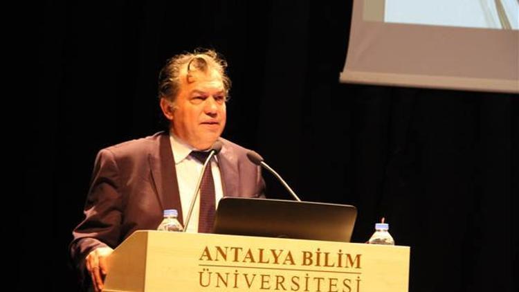 Düğünde rahatsızlanan Prof. Dr. İbrahim Dülger hayatını kaybetti