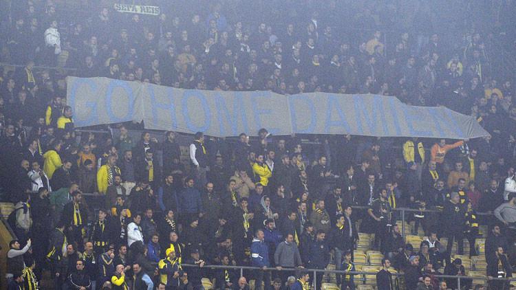 Tribünlerde ‘Go Home Damien’ pankartı