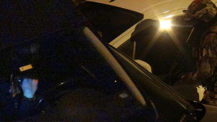 Sevgilisinin evinin önünde kafasına silah dayadı