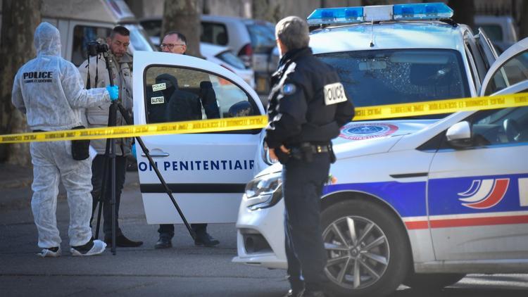 Fransa'da silahlı çete, mahkemeye götürülen mahkumu kaçırdı