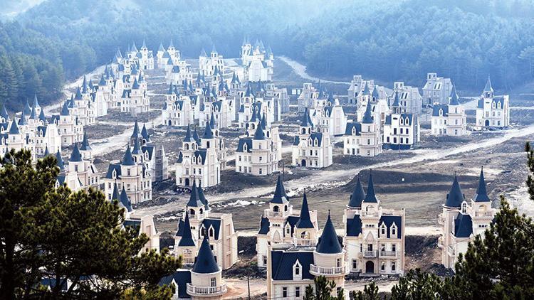 Yaptıkları şato tipi villalar çok tartışılmıştı... İflas Müdürlüğü'nden şirketle ilgili flaş karar