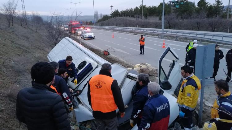 Peynir yüklü minibüs beton duvara çarptı: 2 ölü... Polis acı haberi veremedi
