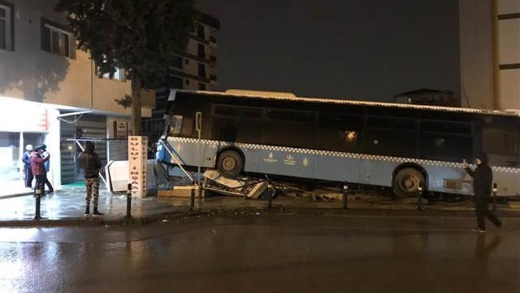 Sultanbeyli'de özel halk otobüsü ağaca çarparak durabildi
