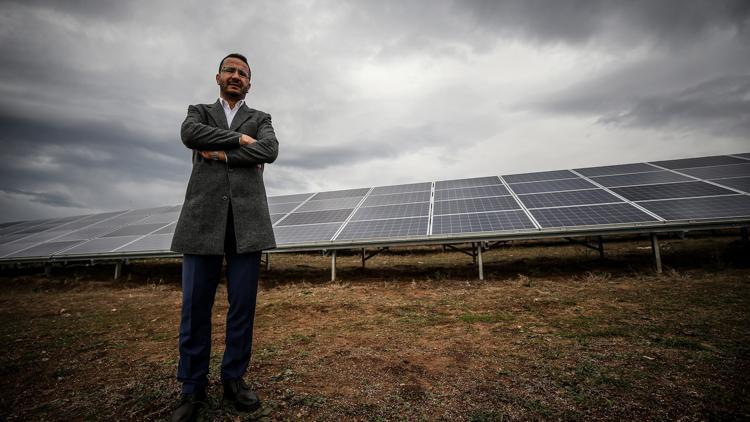 "Güneş tarlası"nda bin konuta yetecek elektrik üretiyor