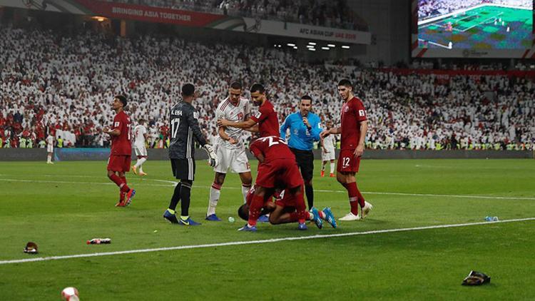 Oyunculara ayakkabı fırlattılar!