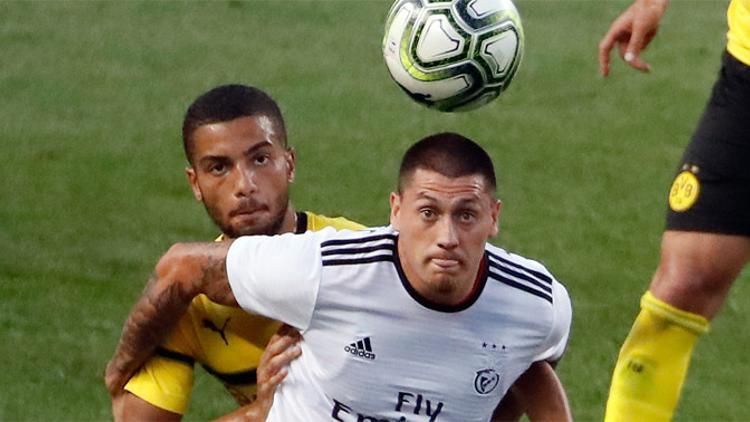 Slimani 'gitmem' dedi, Castillo zora girdi!