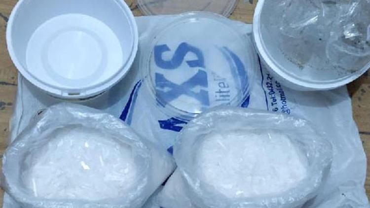 Poşetteki yoğurt kaplarından uyuşturucu çıktı