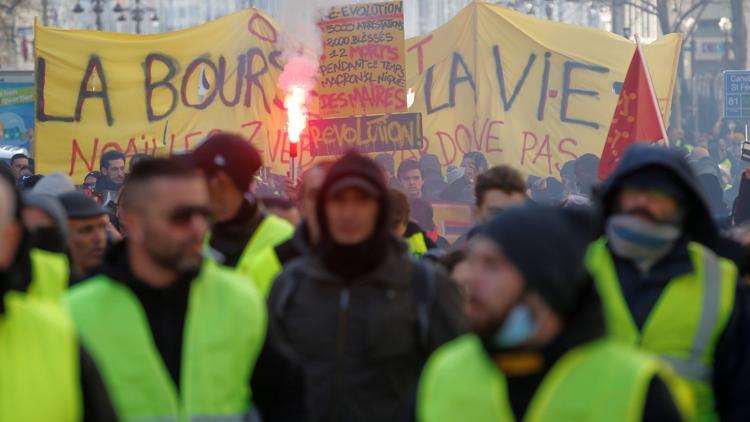 Sarı yeleklilerin gösterilerindeki şiddet Paris'in dışına taştı