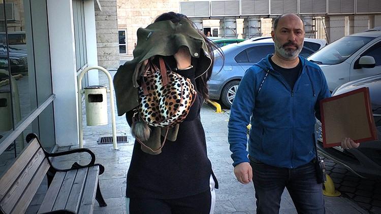 Kuyumcudan altın çalan genç kadın yakalandı