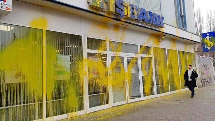 Almanya’da İş Bank'a çirkin saldırı