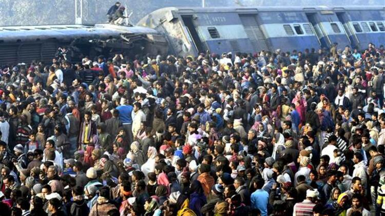 Hindistanda tren raydan çıktı, çok sayıda ölü var