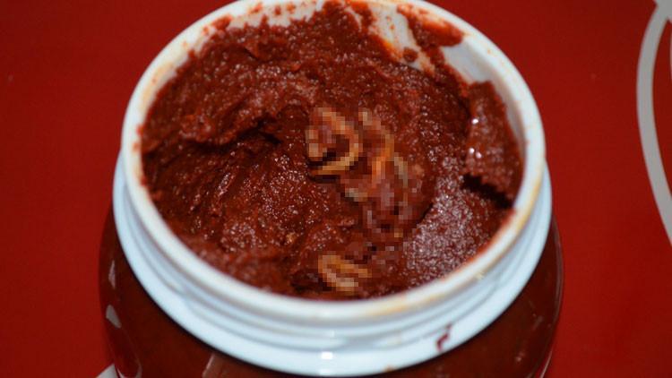İğrenç! Marketten aldığı biber salçasının içinden çıktı