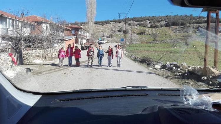 Öğretmenleri gitmesin diye aracın önünü kestiler