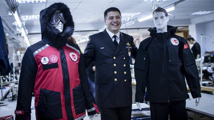 Antarktika soğuğunda 'yerli üretim' kıyafetlerle ısınıyorlar