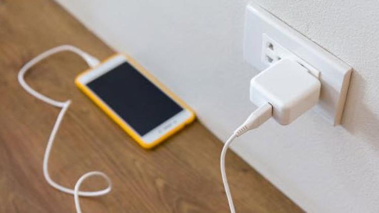 Apple'ın başı şarj adaptörleriyle fena halde dertte!