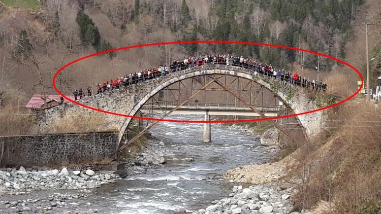 Rize'de tehlikeli görüntü! Uyarıları dinlemediler...