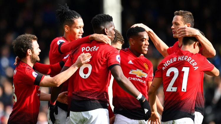 Manchester United ezip geçiyor