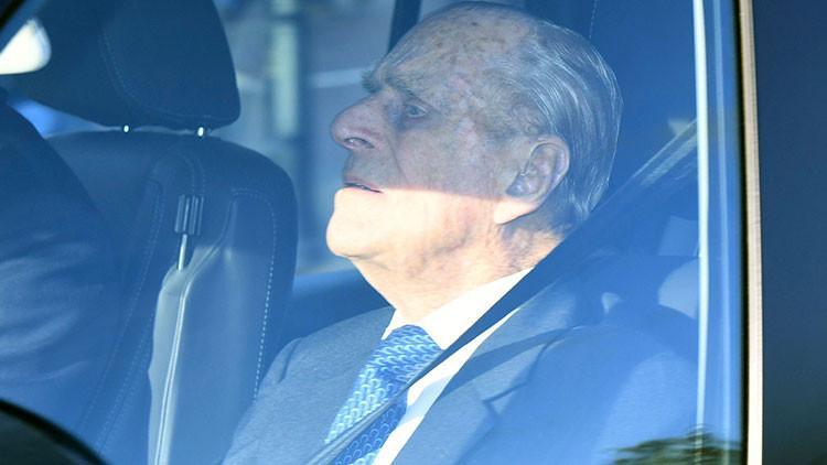 Prens Philip ehliyetini polise teslim etti