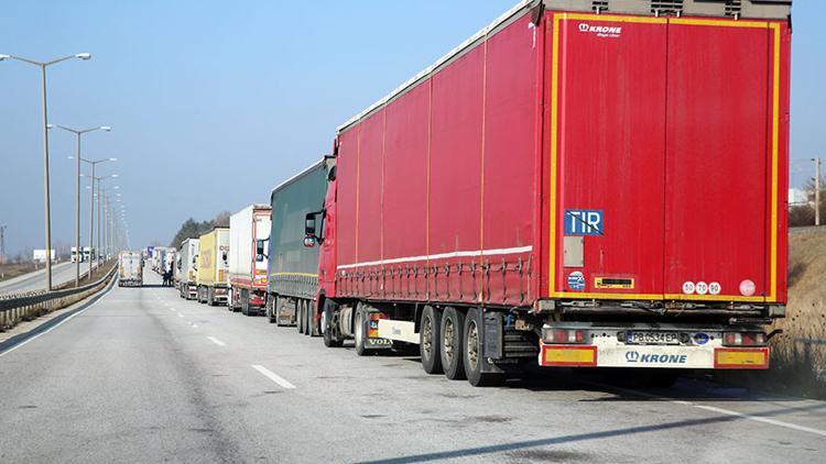 Kapıkule’de 560 TIR 14 km kuyruk oluşturdu