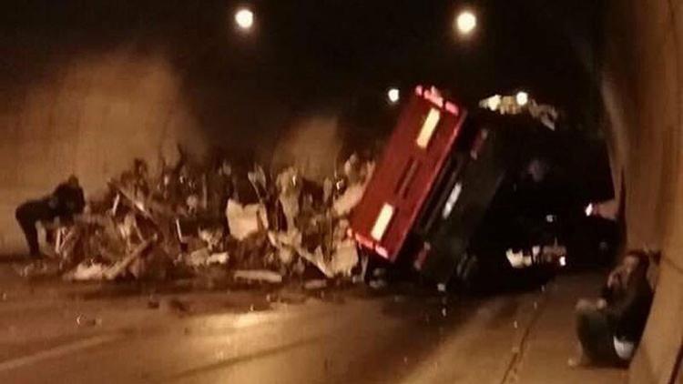 Selatin Tüneli'nde TIR devirildi; hurdalar yola saçıldı