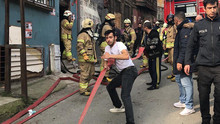 Beyoğlu'nda korkutan yangın! İtfaiye araçları dar sokağa giremedi
