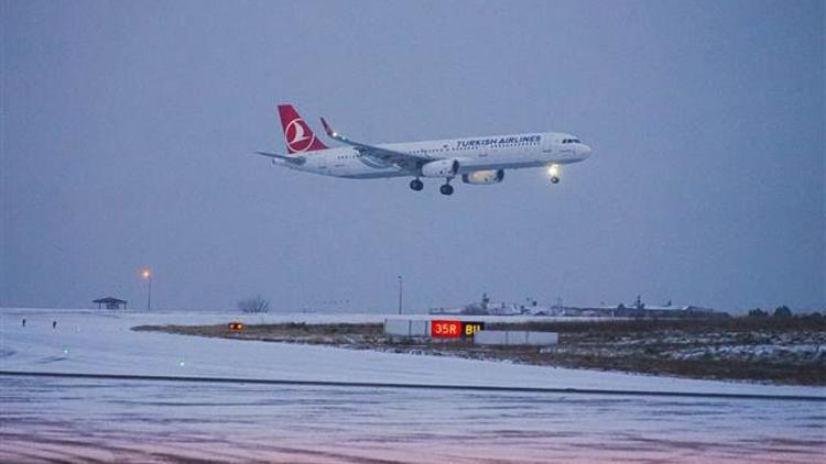 İstanbul'da uçuşa kar engeli