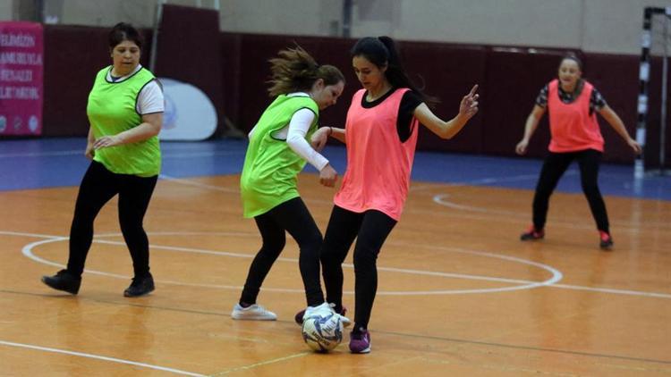 ’Topuklu Kramponlar Futbol Turnuvası’ için sahaya çıkan kadınlar göz doldurdu!