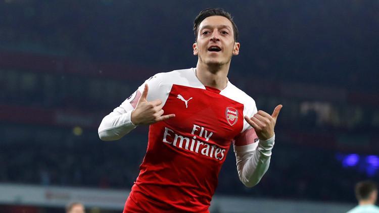 Mesut attı, Arsenal şov yaptı!