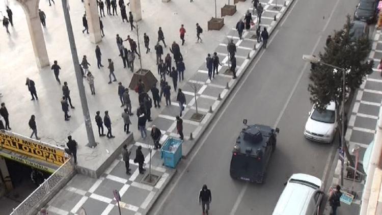 Ortalık bir anda karıştı... Şehir merkezinde tekme tokat kavga