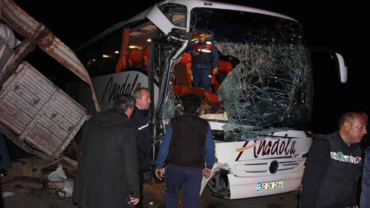 Yolcu otobüsü TIR'a arkadan çarptı: 20 yaralı