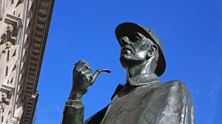 Sherlock Holmes dizisinin başrol oyuncusu kimdir?