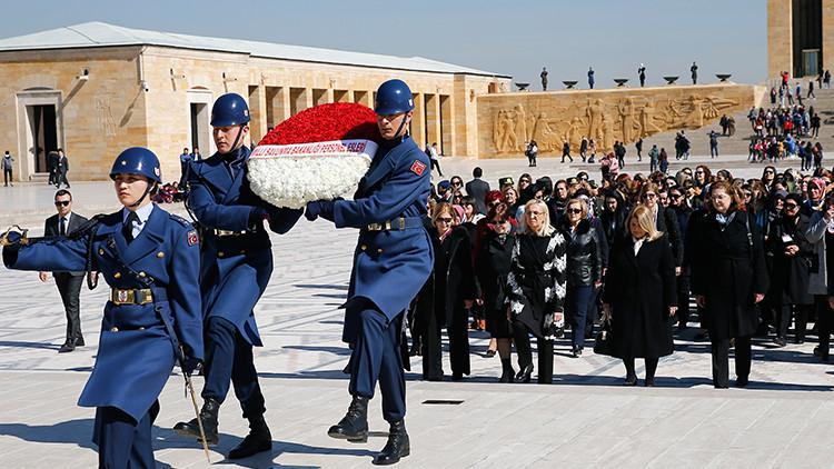Bakan Akar'ın eşinden Anıtkabir'e ziyaret