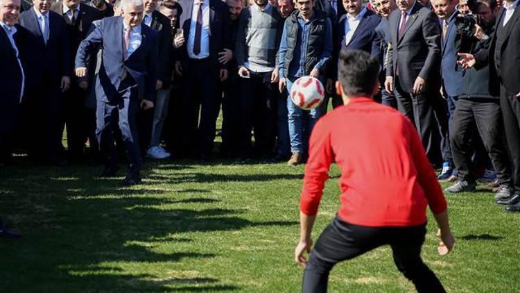 Binali Yıldırım, Karagümrük Spor Kulübü'nü ziyaret etti