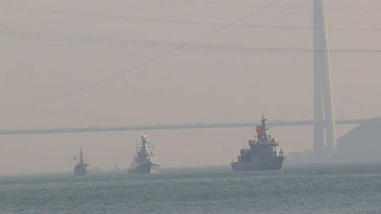 'Mavi Vatan Tatbikatı'ndan dönen gemiler Boğaz'dan geçti