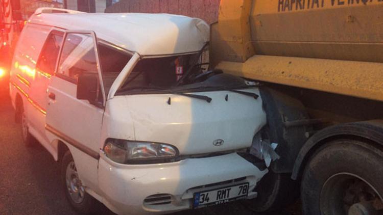 Hafriyat kamyonuna arkadan çarpan minibüs sürücüsü yaralandı