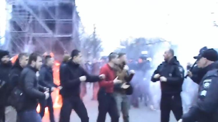 Ukrayna'da hareketli anlar... Eylemciler polisle çatıştı