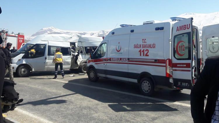 Polisleri taşıyan midibüs kaza yaptı... Çok sayıda ölü ve yaralı var