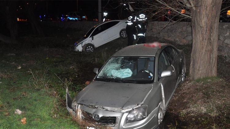 Çarpışan otomobiller kanala uçtu: 7 yaralı