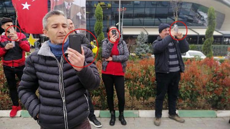 Gören cep telefonuna sarıldı, canlı yayın yaptı
