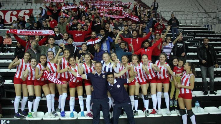 Antalyaspor'un bayan voleybolcuları tarih yazmaya hazırlanıyor