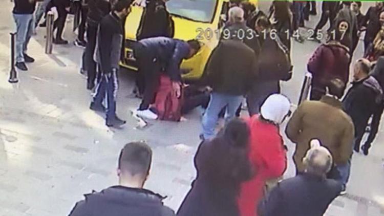 Taksim'de yürüyen turist kadına taksi çarptı