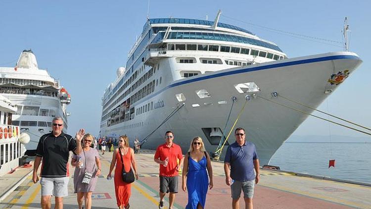 Kuşadası'na kruvaziyer gemisi yanaştı