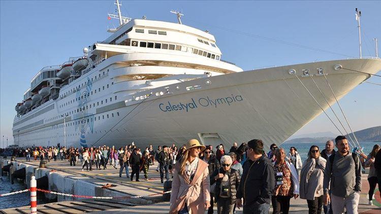 Kuşadası'na gemiyle 475 yolcu geldi