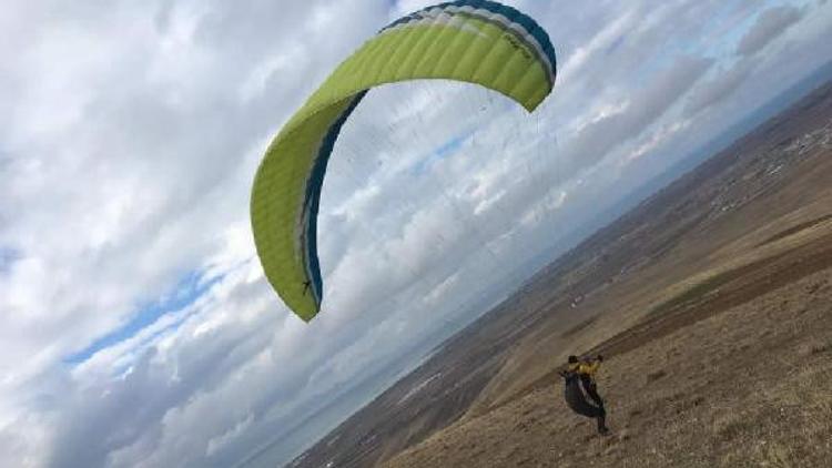 Van Gölü'ne düşen yamaç paraşütçüsü öldü